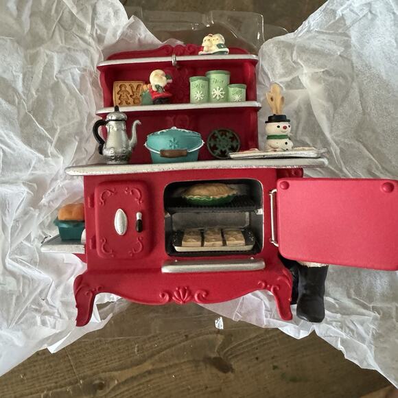 Hallmark Keepsake Ornament “Mrs. Claus's Stove” 2013 Club Member Exclusive - Picture 8 of 9